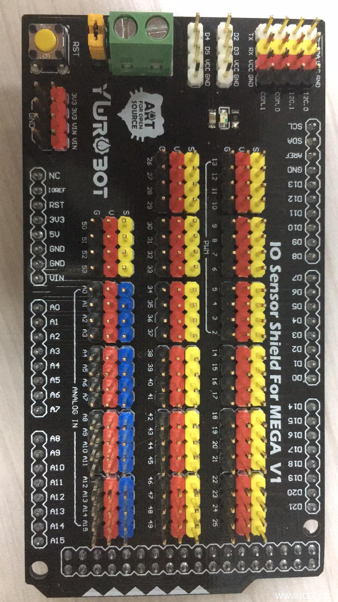 板子上都用中文标注了重要的地方,比如左上角的电源区,左下角的模拟